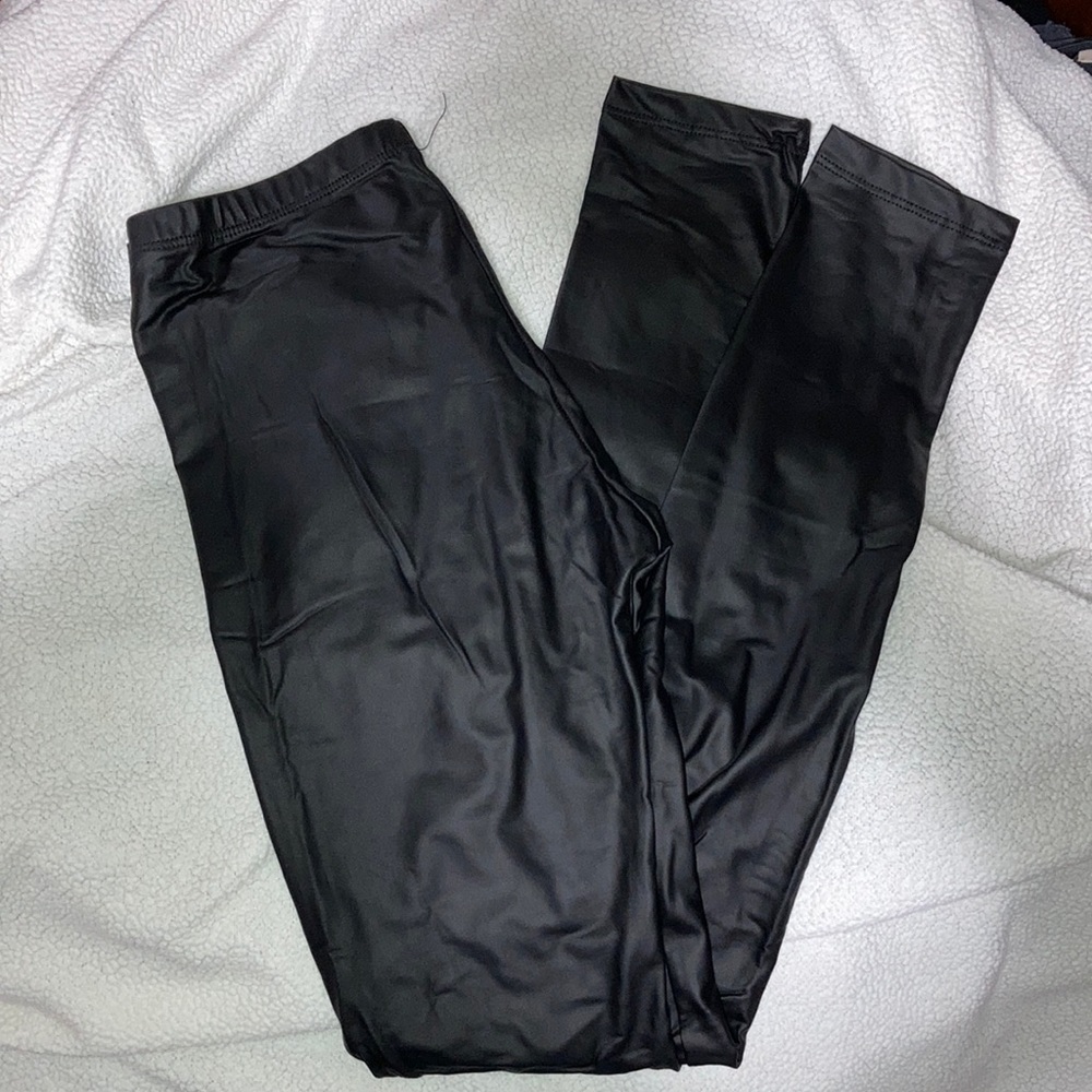Shiny black leggings